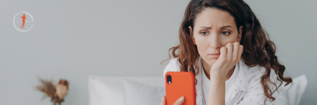 Mulher sentindo os efeitos da ansiedade ao consumir conteúdo sobre o mercado de wellness, mostrando a necessidade de um autocuidado mais profundo.